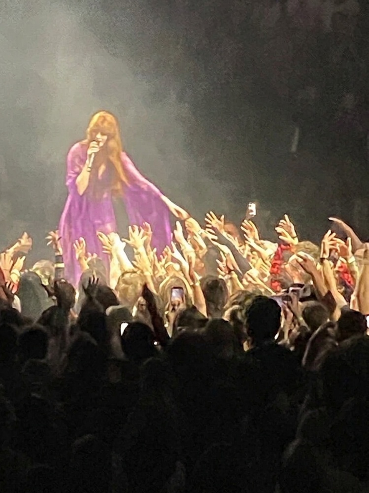 Florence Welch performing for a phone-free audience held in collective focus